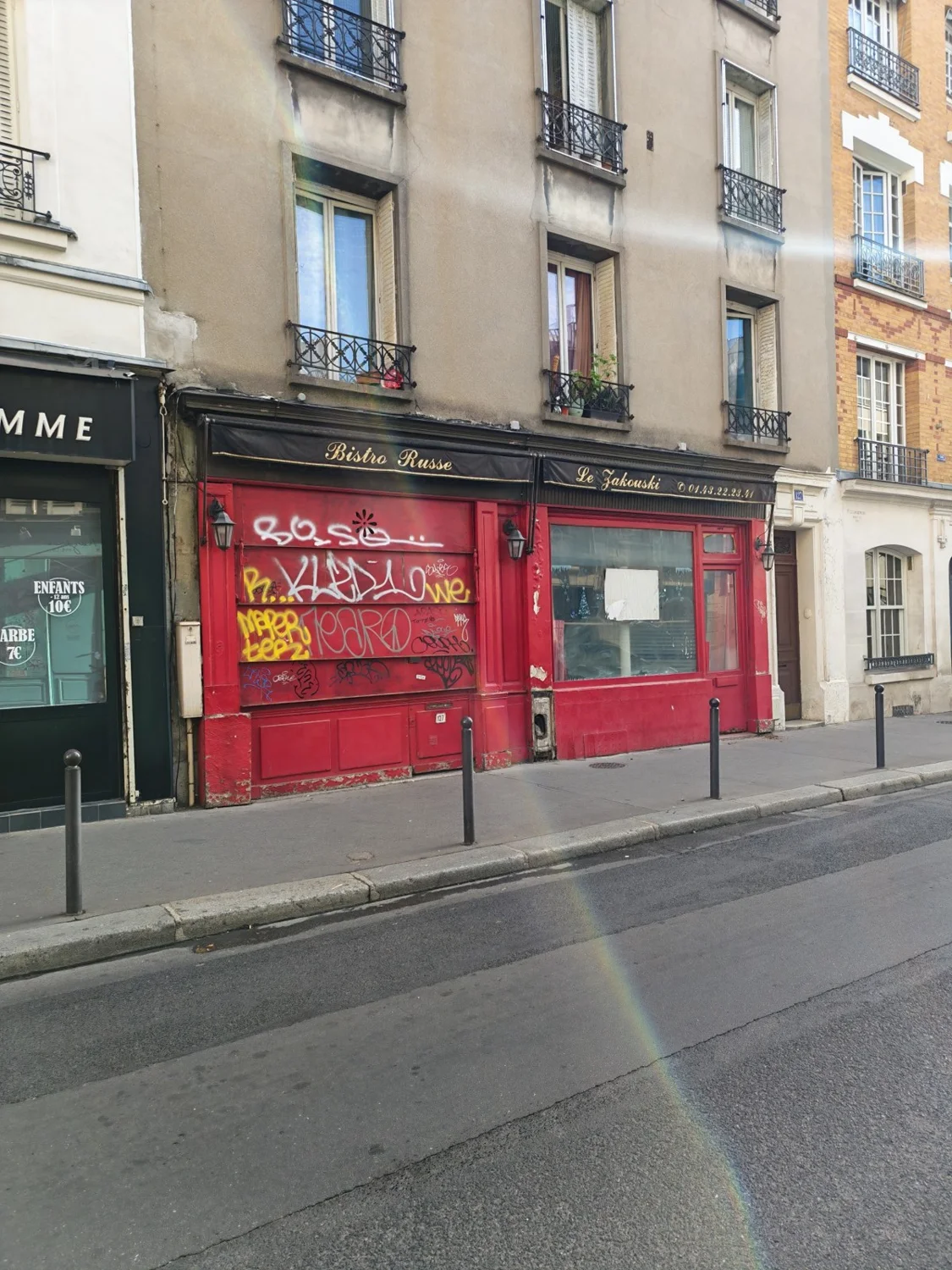 Devanture réelle du local, 127 rue du Château