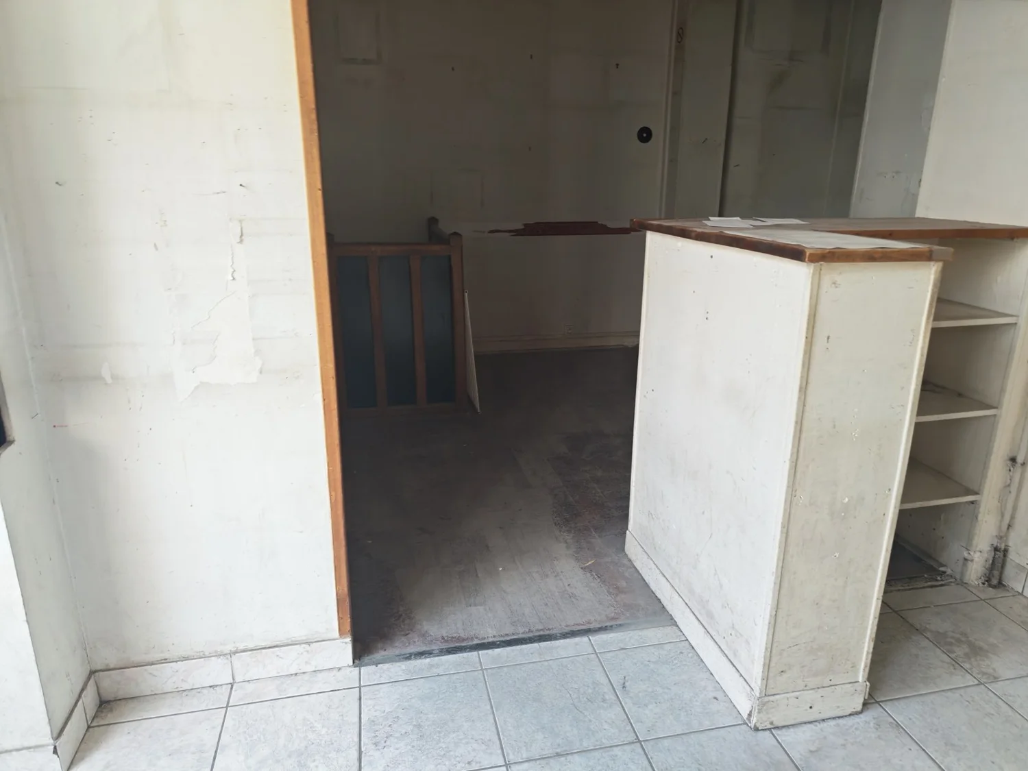 Le comptoir et la salle — photo originale
